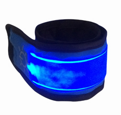 blåt LED armbånd med tre forskellige funktioner.