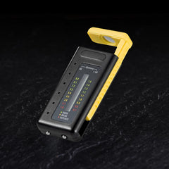 Batteritester med LCD display i sort og gul. Nem og praktisk at bruge