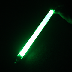 Grønt lysende LED armbånd i mørke