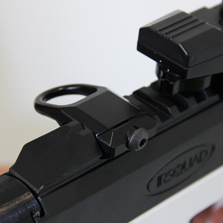 Flat black mount plate på pistolens rail