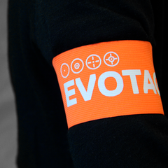 Orange armbånd i brug
