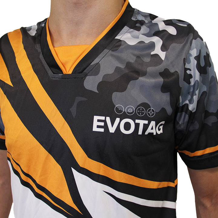 EVOTAG T-shirt med logo og design som en rigtig gamer. Gamertrøjen er til dig, der vil have den fulde oplevelse
